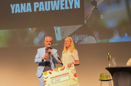 Presentator en sportvrouw van het jaar op podium met waardebon van 200 euro (vergroot foto)