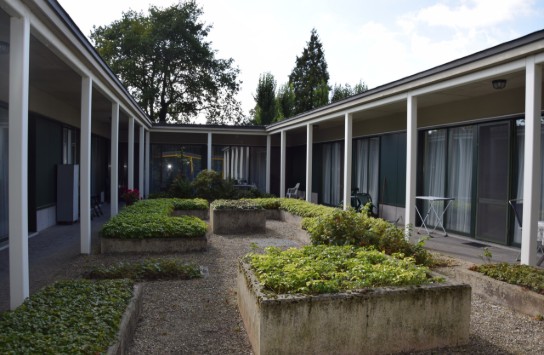 Woonzorgcentrum De Ceder: Binnenplaats met verhoogde plantenbakken (vergroot foto)
